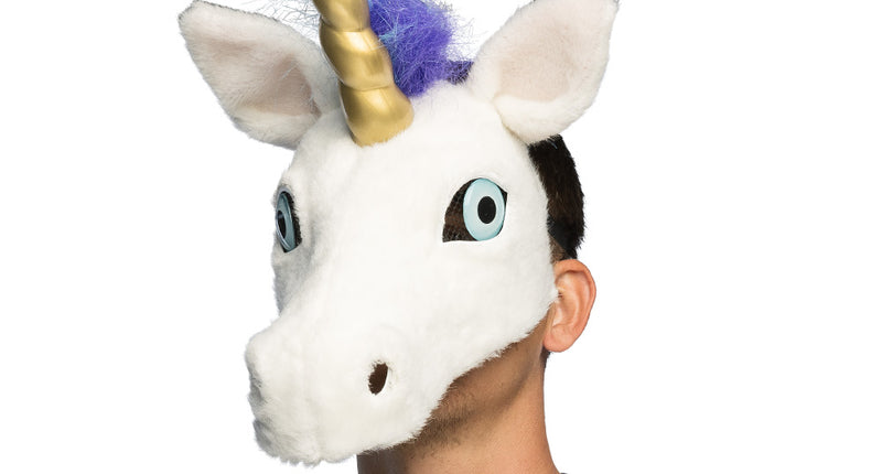 Pluchen halfmasker eenhoorn in wit met gouden hoorn en blauw-paarse manen, schuin van voren gedragen