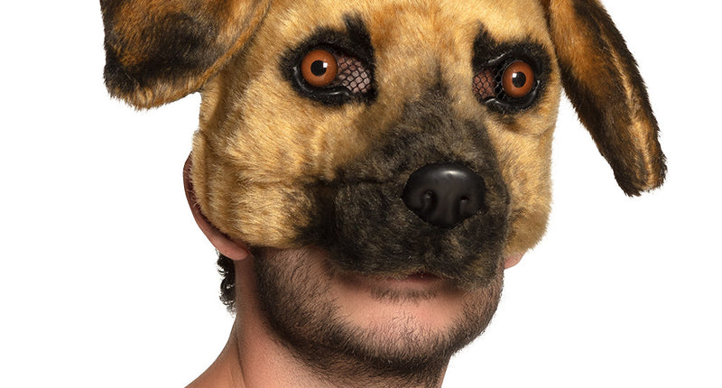 Pluchen halfmasker hond in zandbruin met hangende oren en zwarte snuit, gedragen door man