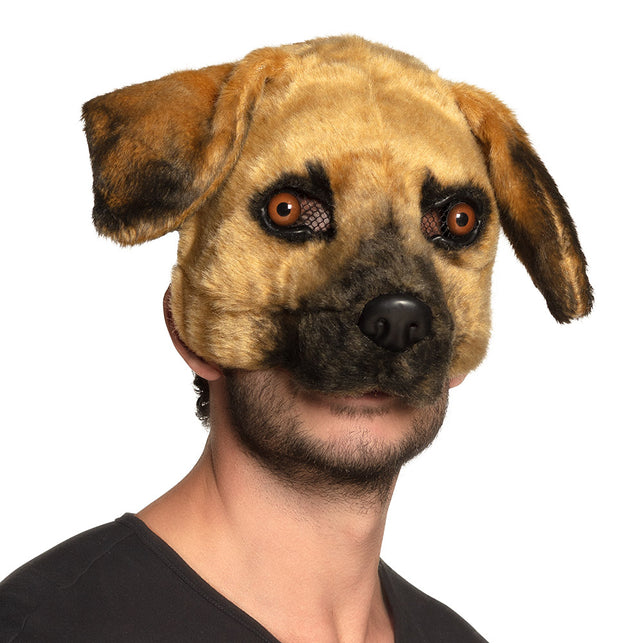 Pluchen halfmasker hond in zandbruin met hangende oren en zwarte snuit, gedragen door man