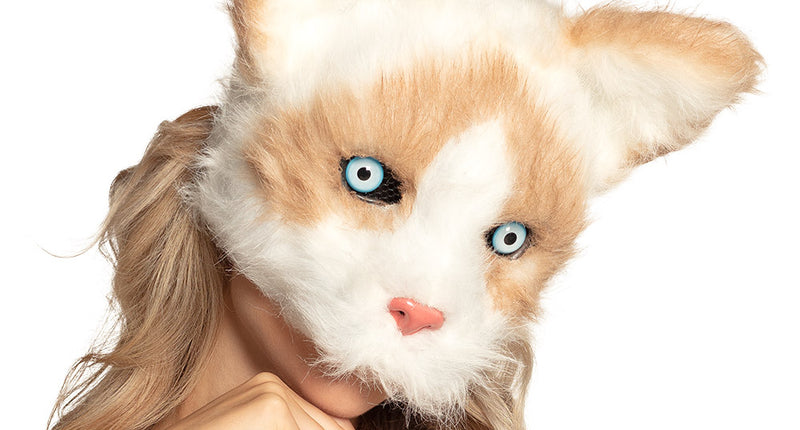 Pluchen halfmasker kat wit met rossige vacht, gedragen over het bovengezicht op een verkleedfeest