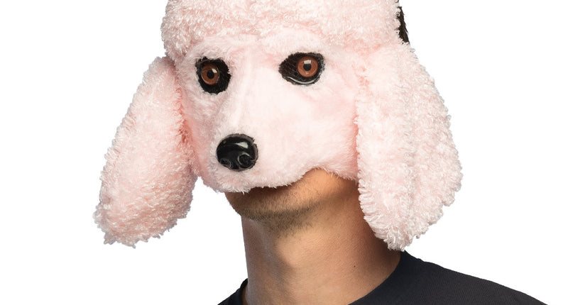 Pluchen halfmasker roze poedel gedragen door een man, met krullende hangoren en zwarte neus