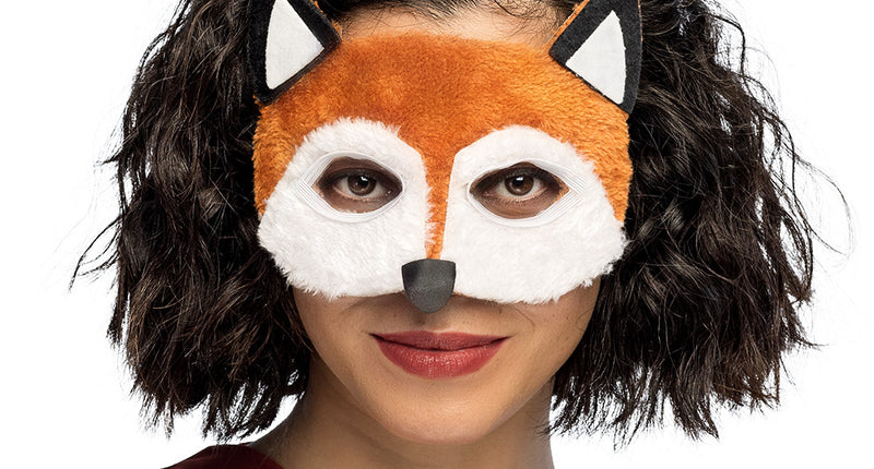 Pluchen halfmasker vos in oranje met witte snuit en zwart neusje, gedragen op een verkleedfeest