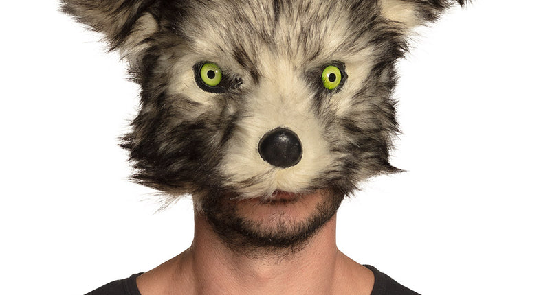 Pluchen halfmasker Wolf op model, grijsbruine vacht met groene ogen en zwarte snuit, mond vrij