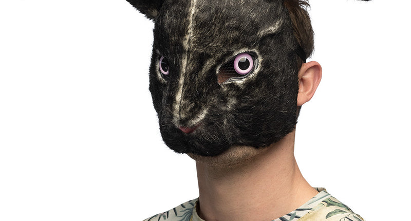 Pluchen halfmasker zwart konijn met lange oren en roze ogen, gedragen door man voor Halloween