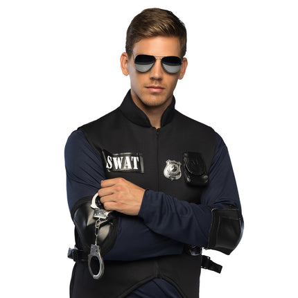 Politie accessoireset bij een SWAT-look: pilotenbril, zilveren badge op de borst en handboeien om de pols