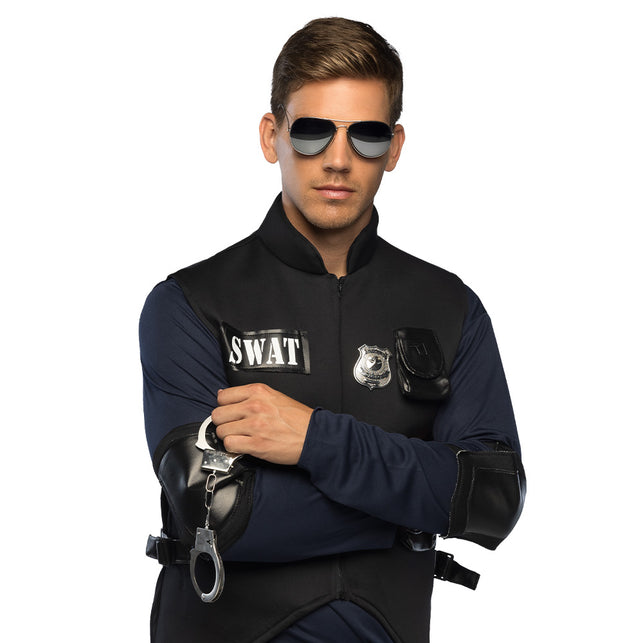 Politie accessoireset bij een SWAT-look: pilotenbril, zilveren badge op de borst en handboeien om de pols
