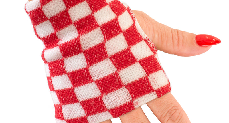 Polsbandjes Brabant met rood-wit blokpatroon, vingerloos over de handrug gedragen tijdens carnaval