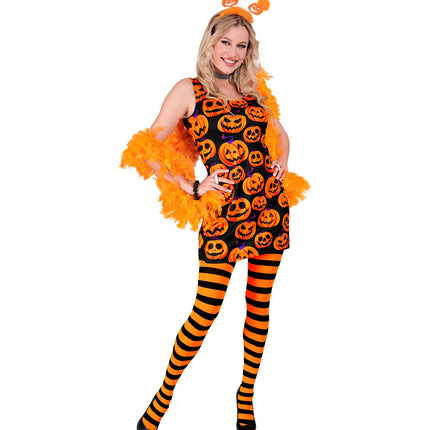 Pompoen jurk Joyce gedragen met oranje-zwart gestreepte panty en oranje boa op een halloweenfeest