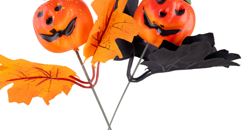 Pompoen takjes met bladeren: twee oranje pompoenkopjes met zwart gezicht op draadsteel met oranje en zwart herfstblad