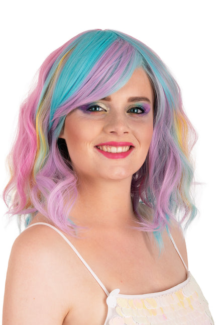 Pruik Alicia halflang met waves in pastelroze, lila en mintblauw, gedragen met zijscheiding
