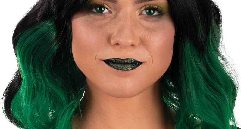 Pruik Alicia halflang met waves in zwart met groene punten, gedragen door dame met gothic make-up