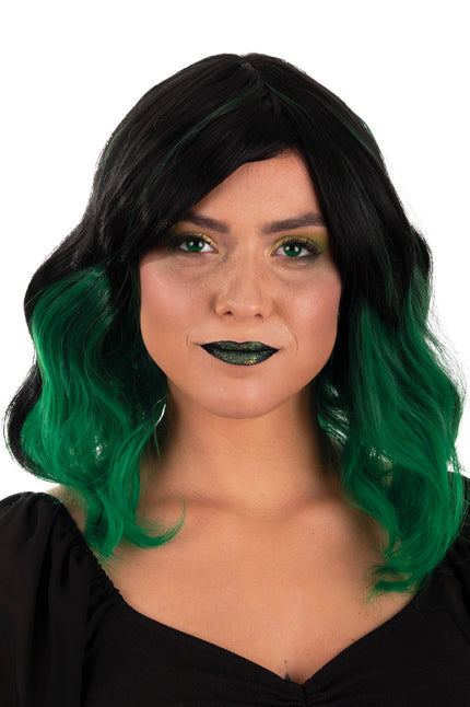 Pruik Alicia halflang met waves in zwart met groene punten, gedragen door dame met gothic make-up