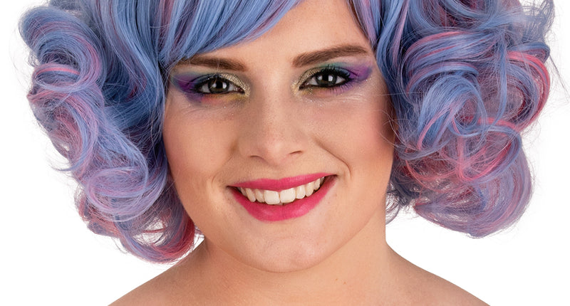 Pruik Arlene pastel, korte blauwe krullenpruik met roze lokken en pony voor dames