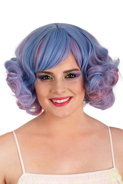 Pruik Arlene pastel, korte blauwe krullenpruik met roze lokken en pony voor dames
