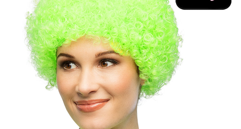 Pruik curly neongroen UV met korte neongroene krullen, gedragen door dame op neonparty