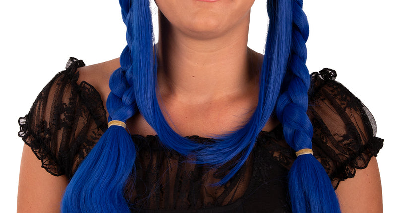 Pruik Elvina blauw met twee lange vlechten en middenscheiding, gedragen voor een themafeest