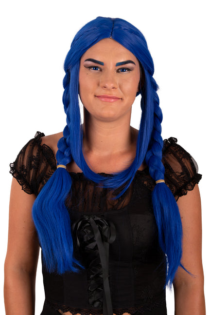 Pruik Elvina blauw met twee lange vlechten en middenscheiding, gedragen voor een themafeest