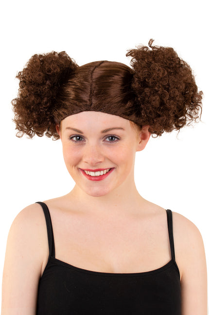 Pruik Knottie bruin met middenscheiding en twee krullende knotjes, gedragen door een dame voor een themafeest