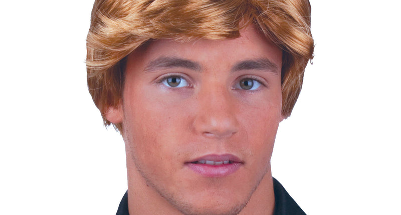 Pruik man bruin kort model met zijscheiding en lichtere strengen, gedragen door een man