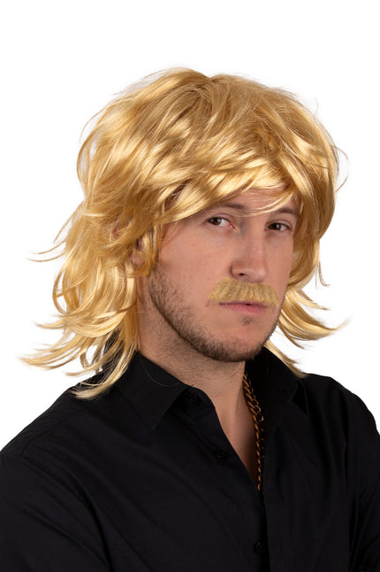 Pruik Mick blond, halflange goudblonde herenpruik met gelaagde coupe en zijpony voor een jaren 80-feest