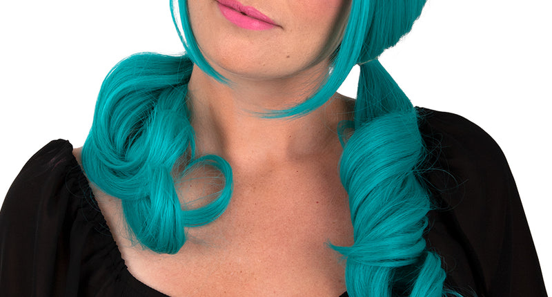 Pruik Raewyn turquoise met middenscheiding en twee gekrulde staarten voor een themafeest