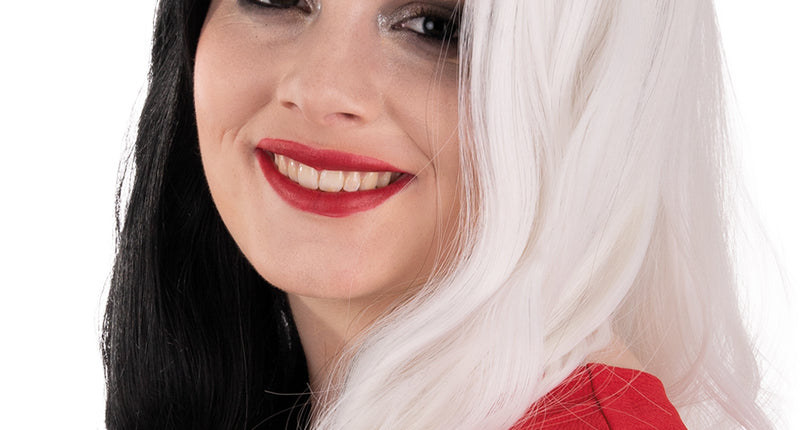 Pruik Selena lang met krullen, links zwart en rechts wit haar, gedragen door dame op Halloween