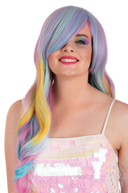 Pruik Selena pastel met lange golvende krullen in roze, mint en geel, met pony over het oog