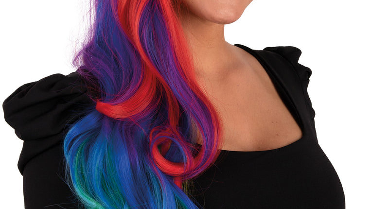Pruik Selena regenboog met zwarte aanzet en lange krullen over de schouder, voor een neonparty