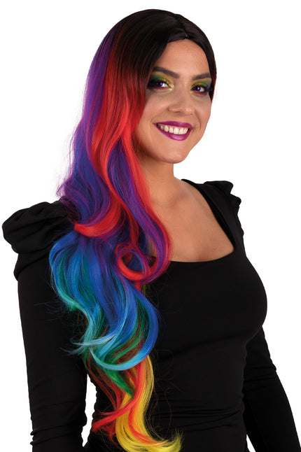 Pruik Selena regenboog met zwarte aanzet en lange krullen over de schouder, voor een neonparty