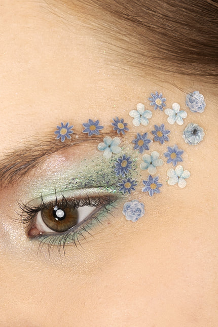 PXP pressed chunky flowers blue mix: blauwe en witte bloemetjes in wax rond het oog als eyedesign