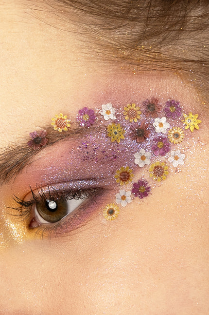PXP pressed flowers rood en geel gedragen rond het ooglid met gele, witte en paarse bloemetjes