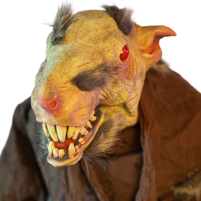 Rattenkop van de animatronic met open bek, gele tanden en rood oog