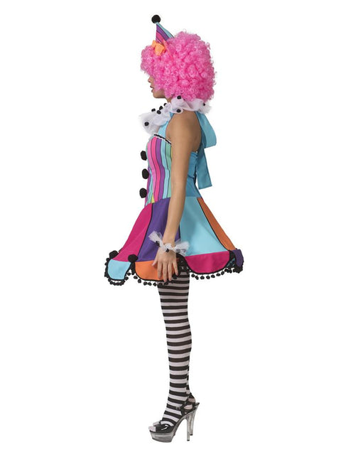 Regenboog clown jurkje Patty van opzij: halterstrik in de nek en zwarte pompons langs de rokzoom