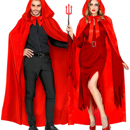 Rode cape met kap bij een duivelslook met drietand, voor Halloween