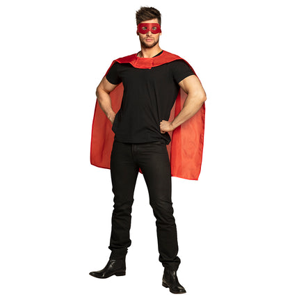 Rode cape en rood oogmasker gedragen door een man bij een zwart shirt
