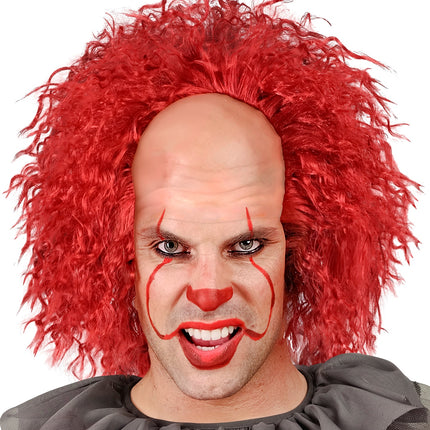Rode clownspruik van dichtbij met kroezige lokken tot in de nek