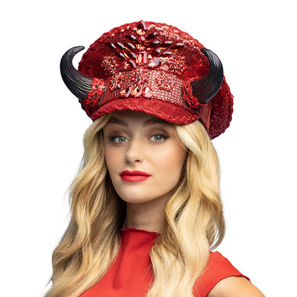 Rode demonenpet met hoorns gedragen door een vrouw met rode lippen, ook voor dames
