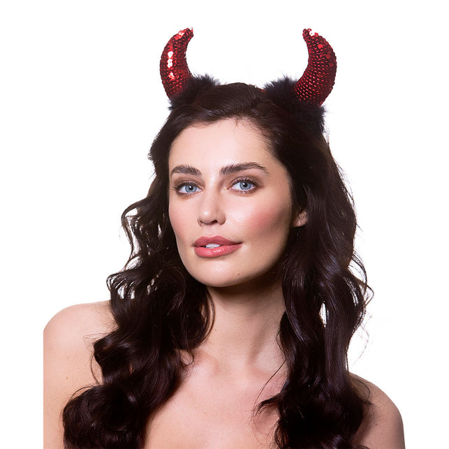 Rode duivelhoorns met pailletten op haarband, gedragen in lang donker haar voor Halloween