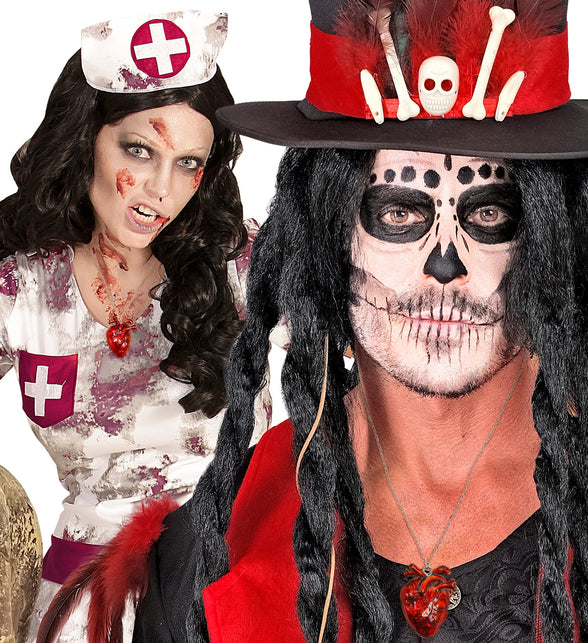 Rode hartketting gedragen bij zombieverpleegster- en skeletschmink voor Halloween