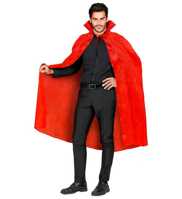 Rode polyester cape open gedragen over zwart overhemd, valt tot de kuit