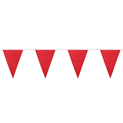 Rode polyester puntvlaggen op gelijke afstand aan een wit koord, slinger voor een feest of evenement