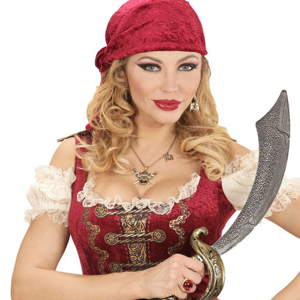 Rode steen ring in goudkleur gedragen door een dame als piratenlook voor een themafeest