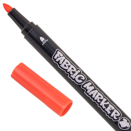 Rode textielstift in close-up met losse dop en afgeronde punt