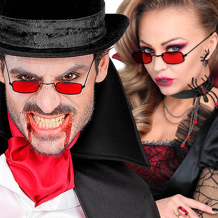 Rode vampieren bril gedragen door man en vrouw in vampierenoutfit op Halloween