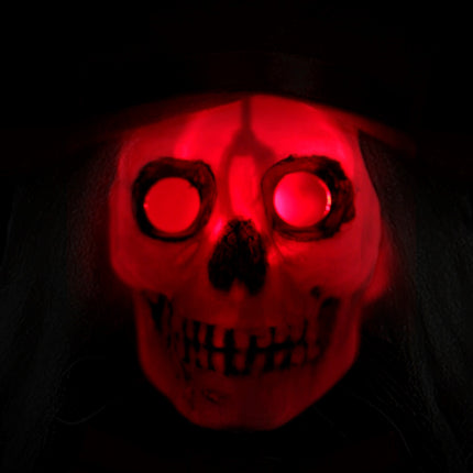 Rood oplichtende skeletkop van de skelet bruidegom hangdeco, detail in het donker