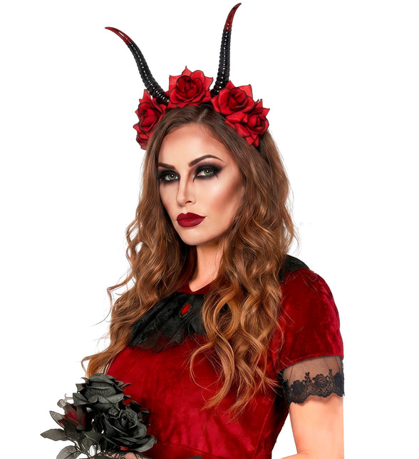 Rozenhaarband met duivelhoorns bij een rode fluwelen jurk voor een Halloweenlook