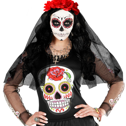 Rozensluier gedragen met witte sugar skull schmink voor een Halloweenfeest
