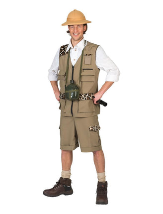Safari kostuum man in kaki: mouwloos vest met opgestikte zakken en dierenprint plus korte broek, voor carnaval