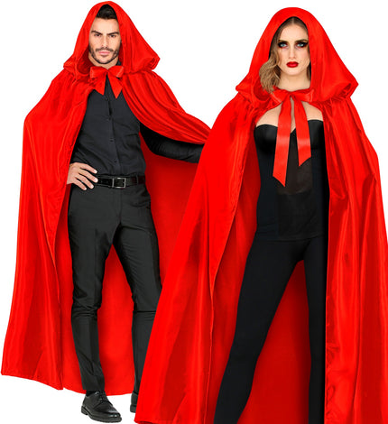 Satijnen cape rood met muts gedragen door man en vrouw over zwarte kleding, met kap op