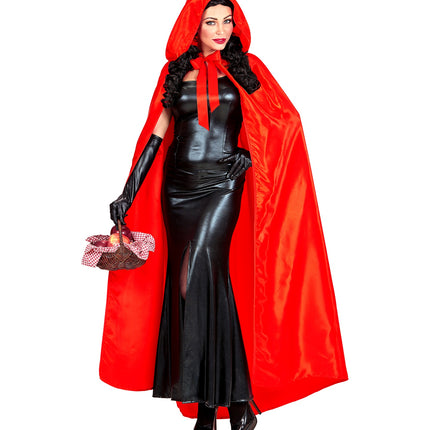 Satijnen cape rood met muts over een lange zwarte jurk, kap over het hoofd